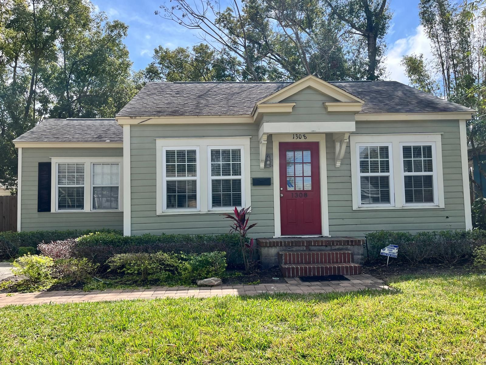 Orlando bungalow being re-sided with new lap siding and trim — photo 1